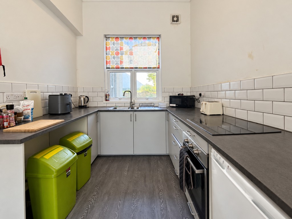Lot: 104 - TWO FREEHOLD HMO PROPERTIES CLOSE TO DEVONPORT DOCKYARD - Kitchen area